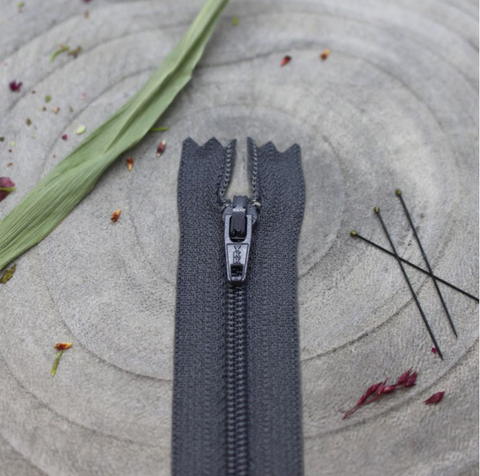 ATELIER BRUNETTE • Standard 20cm Zip • Charcoal