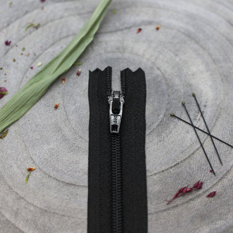 ATELIER BRUNETTE • Standard 20cm Zip • Black