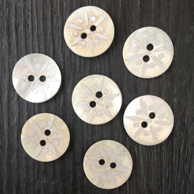 FLORAL AGOYA SHELL BUTTONS • White • 13mm
