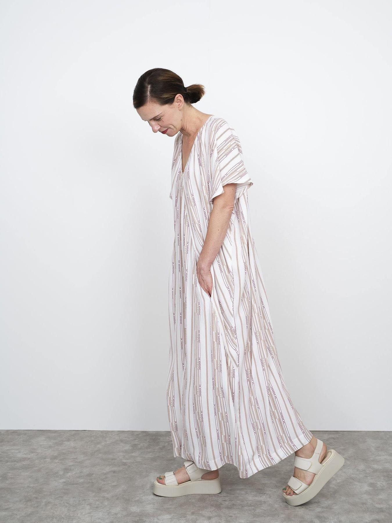 The ASSEMBLY LINE Minimalist Kaftan Dress Sewing Pattern (XS - 3XL) The ASSEMBLY LINE Minimalist Kaftan Dress Sewing Pattern (XS - 3XL)